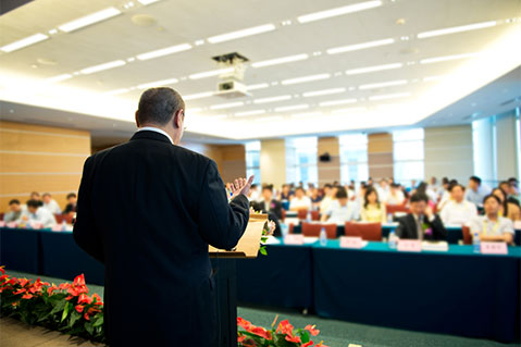 8 Tips To Improve Public Speaking