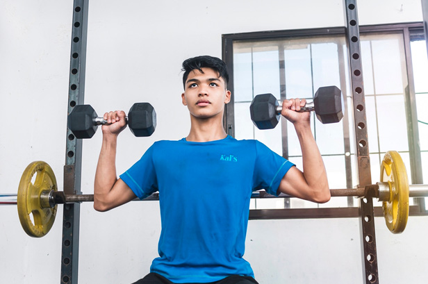 man lifting weights